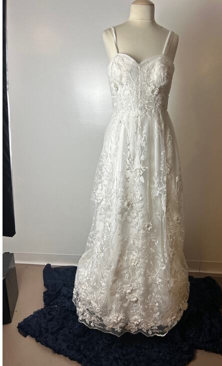 David's Bridal Dresses & Skirts - David's Bridal 3D Floral Wedding Dress Size 10 Soft White